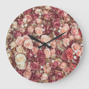 Künstliche Blume, schöner Stoffuntergrund. Große Wanduhr