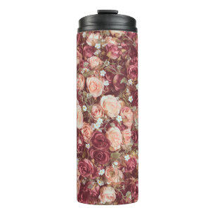 Künstliche Blume, schöner Stoffuntergrund. Thermosbecher