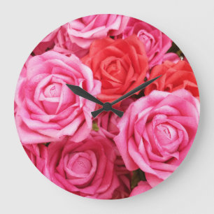 Künstlicher roter Rosenhintergrund Nahaufnahme Große Wanduhr