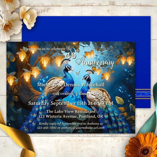 Kunstromantische Pfauenhochzeit Einladung (An elegant wedding anniversary invitation showing a painting of two peacocks in a festively lit tree)