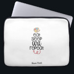 Kunstschüler personalisiertes Schulgeschenk Laptopschutzhülle<br><div class="desc">Dieses lustige "Eat Sleep Art Repeat" Design ist perfekt für Studenten aller Noten! Kann mit dem Namen Ihres Kindes personalisiert sein. Ideal für Zurück in die Schule Geschenk,  Geburtstagsgeschenk des Kindes und andere Urlaubsgeschenke.</div>