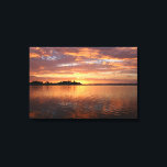 Kupfer & Bronze Lake of the Sunset Leinwanddruck<br><div class="desc">Ein See,  der durch die untergehende Sonne in Kupfer- und Bronzestönen schimmert.</div>