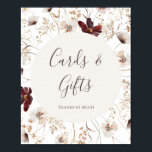 Kupfer-Burgund-Wildblume | Kartenzeichen Poster<br><div class="desc">Diese Kupferburgund-Wildblume | Karten und Geschenke Schild ist perfekt für Ihre klassische rustikale boho Rost, weiß, Marsala Hochzeit. Das Design besticht durch einen böhmischen Kranz oder ein Bouquet moderner Aquarellfarben mit lila, roten, grauen und rot-rosa Wildblumen sowie verbrannten Orange- und Goldgrün. Im Design vorgestellt sind Mohn und Gerste. Das Design...</div>