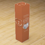 Kupfer Hochzeitstag Herz Foto Weinkiste Weinbox<br><div class="desc">Kupfer 7. Hochzeit Jubiläum Geschenkbox Wein oder Spirituosen. Schöner, flüssiger Kupferherz-Effekt auf einer kupferroten Farbe mit Fotovorlage Kupfer Hochzeitsjubiläum Weinverpackung. Passen Sie mit Ihren eigenen Empfängern Namen oder Verwandten Details und Foto an. Das Jahr des 7. Jahrestages ist traditionell mit Kupfer verbunden. Aktuell liest Gratulationen Melanie & Richard über Ihr...</div>