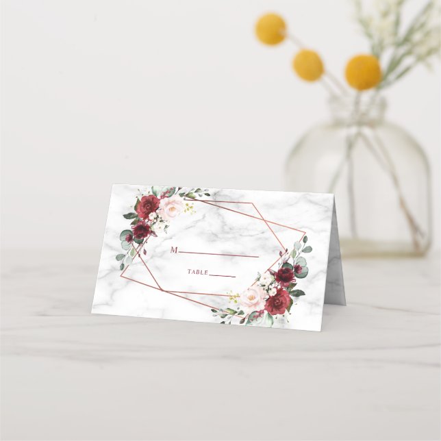 Kupfergeometrische Burgundy-Marmor Elegante Hochze Platzkarte (Vorderseite)