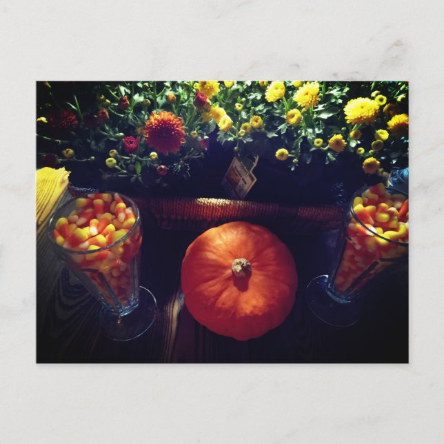 Kürbis-Mums-Tischdekoration mit Candy Corn Postkarte (Vorderseite)