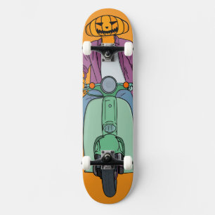 Kürbis-Reiter auf Mint-Scooter Skateboard