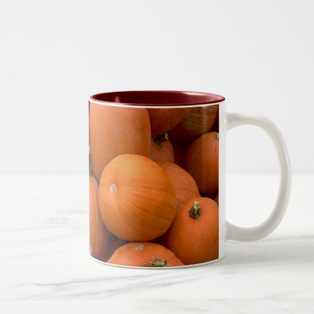 Kürbis-Stapel Zweifarbige Tasse (Rechts)