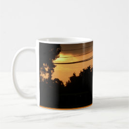 Kürbis und Sonnenuntergang inmitten einer unangene Kaffeetasse
