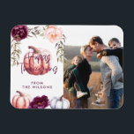 Kürbisfall lila Erntedank Foto Magnet<br><div class="desc">Blüten und Kürbis fallen Erntedank Familienmagnet in lila und pfirsichfarben. Mit schöner Aquarellblüte,  Blattwerk und Kürbisdesign. Ideal für Herbst/Herbst.</div>