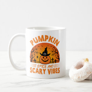 Kürbisgewürz und Gruselige Halloween-Schwingungen Kaffeetasse