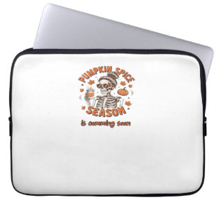 Kürbisgewürzsaison kommt bald Halloween Fal Laptopschutzhülle