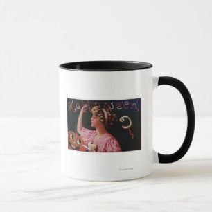 Kürbislaterne durch die Frau, die Apple abzieht Tasse