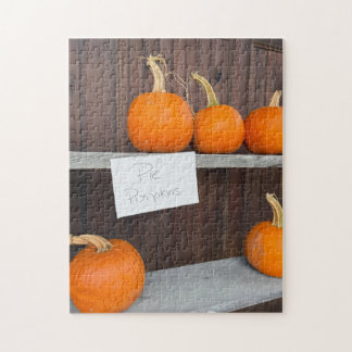 Kürbisse für Pie auf Holzbord