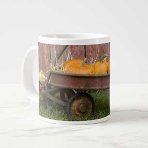 Kürbisse in altem Wagen Jumbo-Tasse