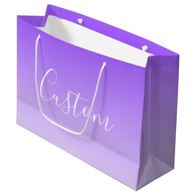 Kursiver Schriftname & editierbarer helllila Ombre Große Geschenktüte (Vorderseite Schrägansicht)