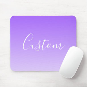 Kursiver Schriftname & editierbarer helllila Ombre Mousepad