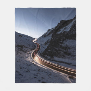 Kurvenreiche Straße inmitten eines schneebedeckten Fleecedecke