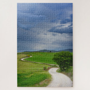 Kurvenreiche Straße unter einem dunklen Himmel
