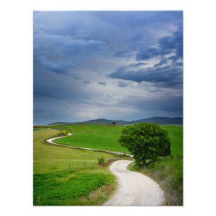 Kurvenreiche Straße unter einem dunklen Himmel Fotodruck