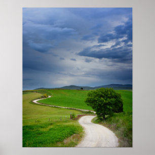 Kurvenreiche Straße unter einem dunklen Himmel Poster