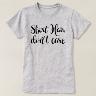 Kurzes Haar kümmert sich nicht um den T - Shirt vo