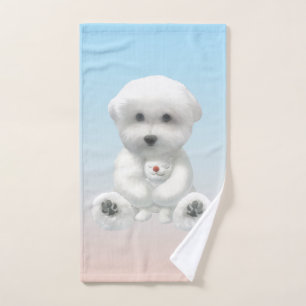 Kuscheliger Plüsch-Moment: Lächelnder Bichon umarm Handtuch