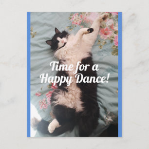 Kuschelkatze macht einen glücklichen Tanz auf eine Postkarte