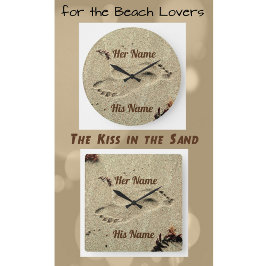 Kuss in den Sand mit der Mauer für Paare Quadratische Wanduhr
