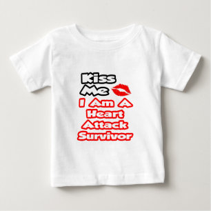Küss mich ...Ich bin ein Überlebender eines Herzan Baby T-shirt