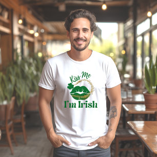 Küss mich, ich bin irische Lippen und Shamrock Her T-Shirt