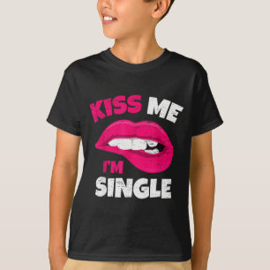Küss mich, ich bin Single. Liebe. Frohen Valentins T-Shirt