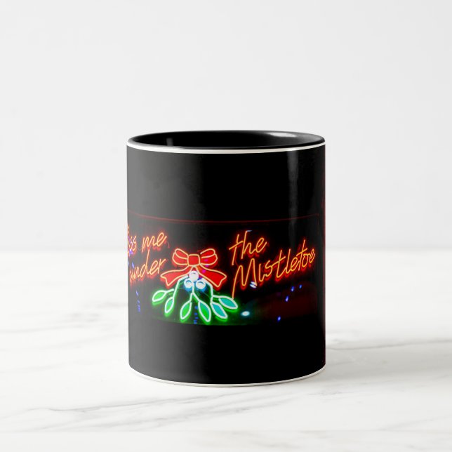Küss mich unter dem Mistleton Zweifarbige Tasse (Mittel)