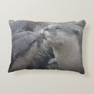Küssen der Fluss-Otter Zierkissen
