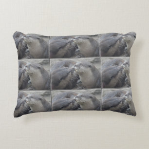 Küssen der Fluss-Otter Zierkissen