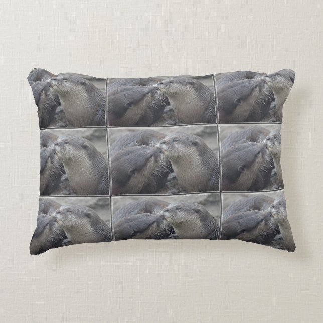 Küssen der Fluss-Otter Zierkissen (Vorderseite)