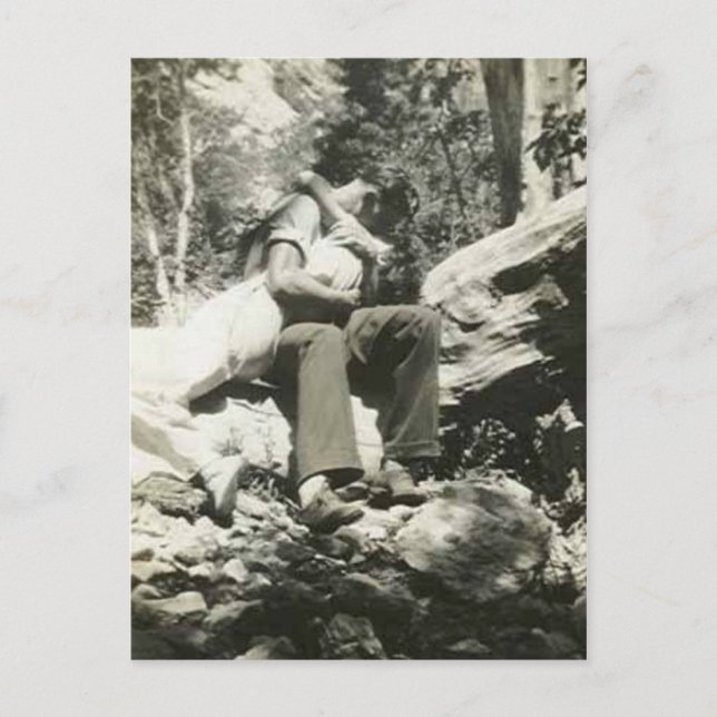 Küssen im Holzposten Postkarte (Vorderseite)