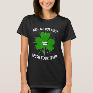 Küssen Sie mich, aber zuerst Brush Ihre Zähne St P T-Shirt