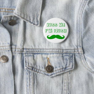 Küssen Sie mich, den ich irische lustige Knöpfe Button