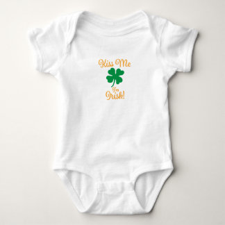 Küssen Sie mich, den ich irischer Baby-Bodysuit Baby Strampler
