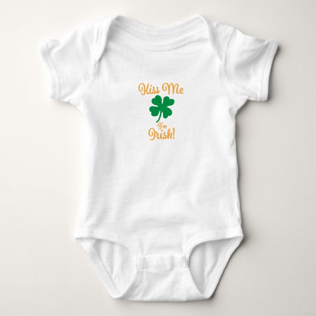 Küssen Sie mich, den ich irischer Baby-Bodysuit Baby Strampler (Vorderseite)