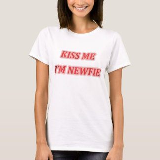 Küssen Sie mich, den ich Newfie Damen-Baby - Puppe T-Shirt