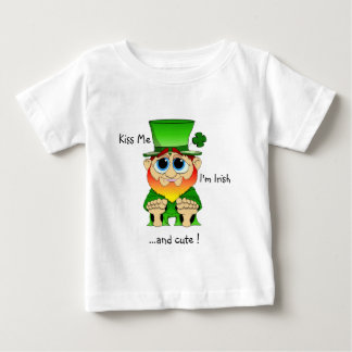 Küssen Sie mich, den ich niedliches Meisterstück Baby T-shirt