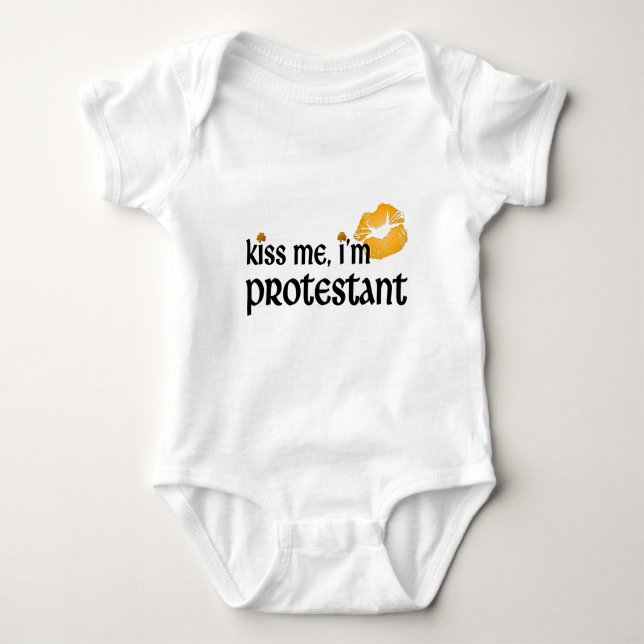 Küssen Sie mich, den ich protestierend bin Baby Strampler (Vorderseite)
