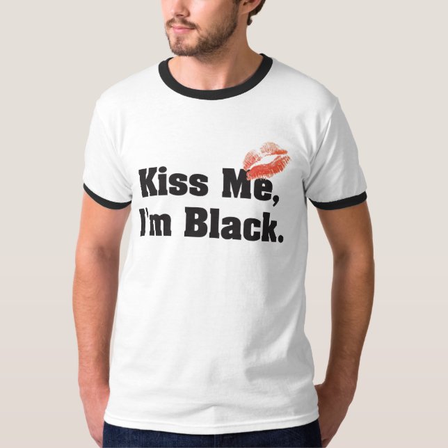 Küssen Sie mich, den ich schwarz bin T-Shirt (Vorderseite)