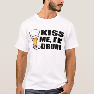 Küssen Sie mich Im betrunken T-Shirt