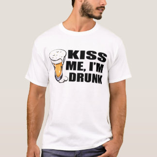 Küssen Sie mich Im betrunken T-Shirt
