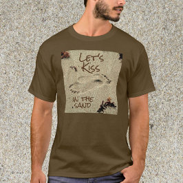 Küssen wir uns am Koketten Sandstrand! T-Shirt