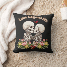Küssendes Skelett-Paar mit Floral Gothic Kissen