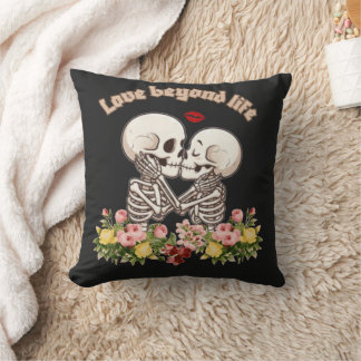 Küssendes Skelett-Paar mit Floral Gothic Kissen